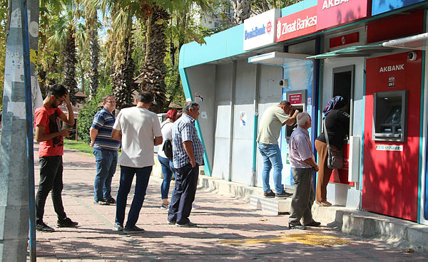 Families with children are given 2,300 TL free of charge to withdraw from the ATM immediately.
