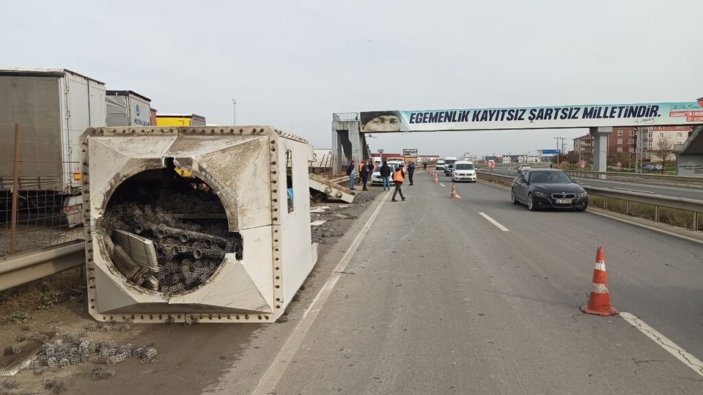 Tekirdağ'da Su Deposu Taşıyan Kamyon, Üst Geçide Hasar Verdi 