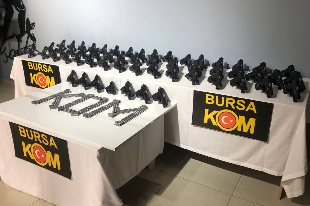 Bursa'da Kaçak Silah Ticareti: 55 Tabanca ve 5 Şüpheli Ele Geçirildi 